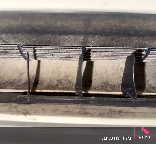 תריסי מזגן מלוכלכים עם אבק ולכלוך